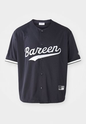 Sort mesh t-shirt med korte ærmer og trykknaplukning, "Bareen" trykt i hvid, hvide striber som accent på ærmerne, størrelsesmærket synligt.