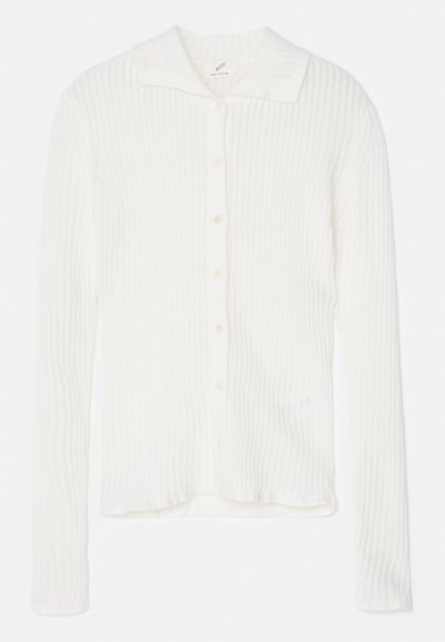 Cardigan alb din tricot cu striatii, cu guler, mâneci lungi și închidere frontală cu nasturi. Textură moale cu dungi verticale subtile.