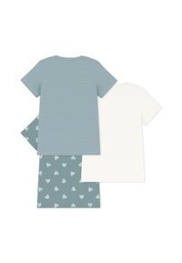 Trois t-shirts : un rayé bleu, un blanc uni et un vert sarcelle avec des motifs de cœurs blancs. Tous fabriqués en tissu de coton doux.