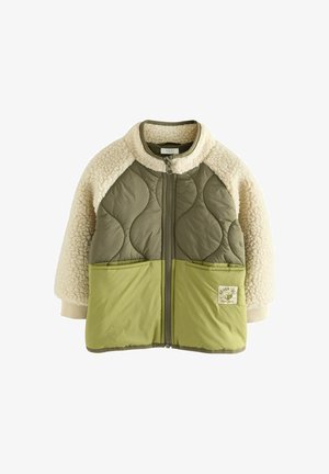 Jachetă verde matlasată cu mâneci din fleece crem, două buzunare frontale și închidere cu fermoar. Are un patch cu logo pe partea stângă jos.