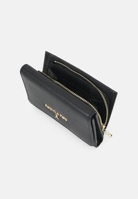 Portefeuille en cuir noir avec surface texturée, matériel doré et compartiment zippé. Présente un logo à l'avant.