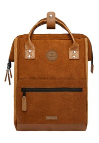 Zaino in corduroy marrone con fondo in pelle, maniglia superiore e tasca frontale con zip. Presenta dettagli di branding e tessuto testurizzato.