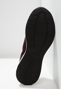 BOBS-skor med en texturerad svart gummisula, ovandel i vinrött nätmaterial och en smal vit mellansula, med branding på sulan.