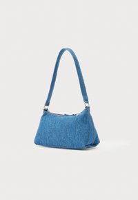 Plava traper torba sa strukturiranim dizajnom, s jednim naramenicom i zatvaranjem na patentni zatvarač. Tekstura je glatka s vidljivim šavovima.