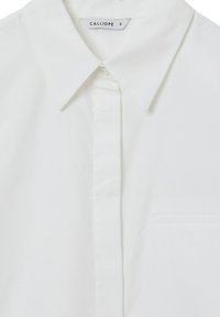 Camicia button-up bianca con colletto classico, taschino frontale e un tessuto liscio, leggermente texture. L'etichetta riporta "CALLIOPE," taglia S.