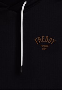 Felpa nera con coulisse bianca. Caratterizzata da testo ricamato marrone "FREDDY" e "TRAINING DEPT." Texture liscia, design casual.