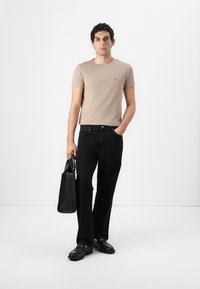 Tommy Hilfiger STRETCH SLIM FIT TEE - Basic T-shirt - coastal taupe