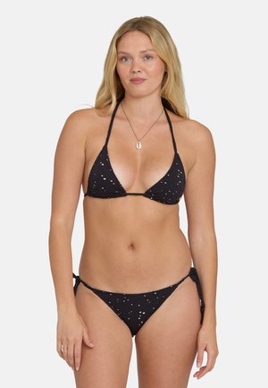 Ensemble bikini noir en tissu texturé, comprenant un haut triangle avec fines attaches et un bas taille basse à nouer sur le côté avec un motif tacheté.
