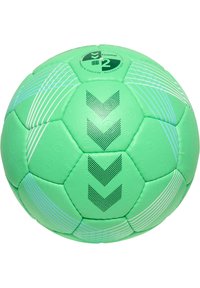 Ballon de football vert avec une surface texturée, présentant des éléments de design blancs et noirs, incluant des rayures et des motifs en chevron.