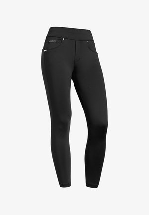 Leggings negros hechos de tela elástica, con cintura alta, dos bolsillos frontales y tachuelas decorativas en los bordes de los bolsillos.