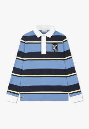 Polo à manches longues rayé bleu clair et bleu marine avec col blanc. Présente un logo Lacoste brodé sur la poitrine. Matière en coton.