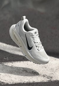 Nike Performance VOMERO 18 - Tenisice za cestovno trčanje - summit white/black/coconut milk