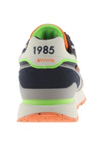 Sneaker da uomo con tomaia in suede e mesh blu navy, dettagli bianchi e grigi, fodera interna verde, suola arancione e "1985" stampato sul retro.