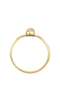 Guldring med en rund, bärnstensfärgad sten med strukturerad yta, insatt i ett slätt band. Kännetecknas av sin minimalistiska design.