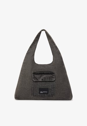 Tummanharmaa kolmiomainen kangaspussukka, jossa on etutasku ja "Karl Lagerfeld Jeans" -etiketti taskun läpällä.