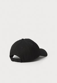 Boné preto com aba curva, feito em algodão, apresentando uma faixa ajustável na parte de trás e orifícios de ventilação na parte superior. Design simples e clássico.