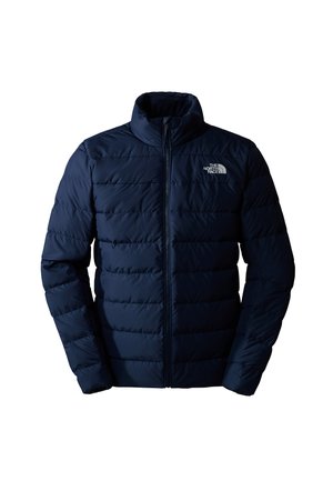 Marineblauer Steppjacke mit hohem Kragen, Reißverschluss und horizontaler Steppung. Enthält ein kleines, weißes Logo auf der oberen linken Brust.