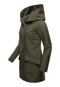 Chaqueta impermeable verde oliva con collar alto, cremallera frontal y dos grandes bolsillos. Presenta un parche con el logotipo y una textura suave.