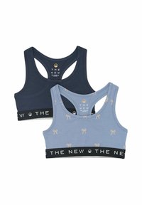 Două sutiene sportive cu spate înotător, unul solid de culoare bleumarin și altul de culoare albastru deschis cu imprimeuri mici de fundițe, ambele având curele elastice negre etichetate "THE NEV".