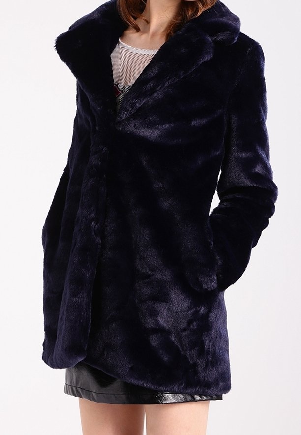 Abrigo de piel sintética color navy con un amplio cuello, mangas largas y dos bolsillos frontales. Textura suave y diseño elegante, adecuado para un look casual.