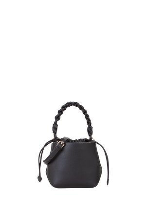 Piccola borsa a mano in pelle nera con manico intrecciato, tracolla regolabile e chiusura con coulisse su sfondo bianco.