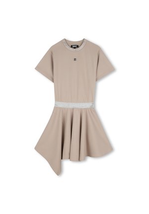 Robe courte à manches courtes taupe avec détail d'encolure ronde argentée, ceinture argentée et jupe évasée asymétrique, logo DKNY sur la poitrine et étiquette au col.