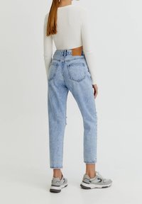 PULL&BEAR Džíny Relaxed Fit - light blue