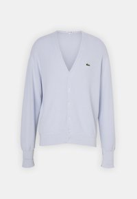 Světle modrý kardigan s výstřihem do V, vyrobený z měkké pletené látky, s pěti knoflíky, žebrovanými manžetami a malým zeleným logem na hrudi.