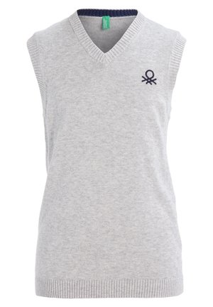 Hellgraue, ärmellose, V-Ausschnitt Strickweste mit kleinem dunklem Logo auf der oberen linken Brustseite sowie geripptem Saum und Ausschnitt.