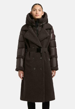 Cappotto marrone doppiopetto con texture pelosa, maniche a palloncino, cappuccio oversize e una cintura abbinata, con dettagli a bottone e una silhouette snella.