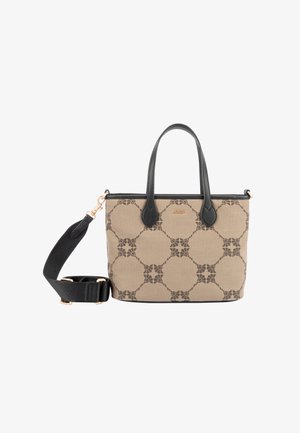 Beige håndtaske med mørkt geometrisk mønster, sorte håndtag, aftagelig sort skulderrem og hardware i guldtonet.