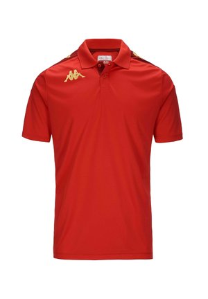 Polo rosso realizzato in tessuto lucido con colletto, maniche corte e dettagli dorati sulle spalle e sul logo.