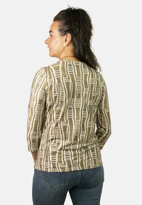 Camisa de manga larga en verde y crema con un patrón de rayas verticales. Confeccionada con tejido suave, cuenta con un escote redondeado y un corte ajustado.