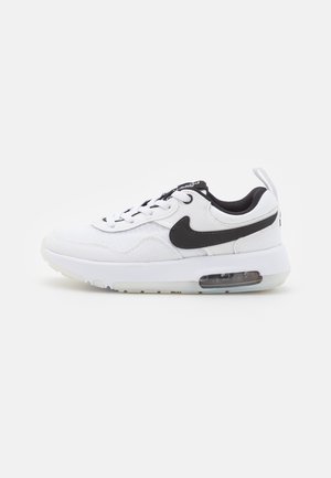 Witte en zwarte Nike Air Max sneaker met zichtbare luchtkussenzool en zwart Swoosh-logo aan de zijkant, gezien vanaf de buitenkant.