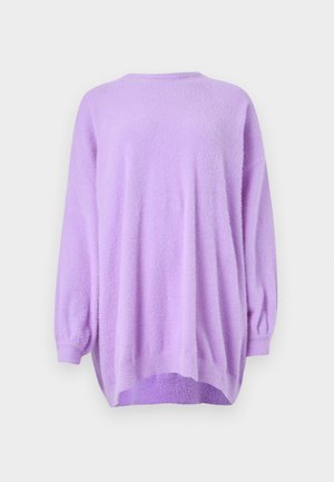 Myk lilla oversized genser med lange ermer, ribbestrikkede mansjetter og en litt lengre bakre kant.