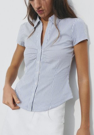 PULL&BEAR GATHERED SHORT SLEEVE SHIRT - Blúzka so zapínaním na gombíky - mottled light blue
