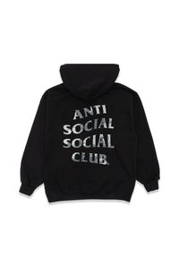 Czarna bluza z kapturem z dużym, srebrnym nadrukiem na plecach, który brzmi "ANTI SOCIAL SOCIAL CLUB". Miękka tkanina, kaptur i ściągacze przy rękawach.