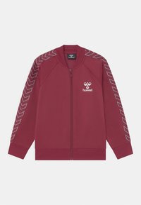 Bordeaux kleurige zip-up jas met een ronde kraag, raglanmouwen en een wit logo. Geaccentueerd met grijze chevronpatronen op de mouwen. Soepele textuur.