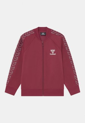 Burgundowa kurtka zapinana na zamek z okrągłym kołnierzem, rękawami raglanowymi i białym logo. Udekorowana szarymi wzorami w kształcie chevronu na rękawach. Gładka struktura.