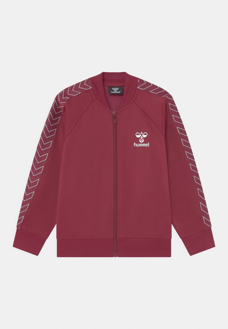 Bordeaux kleurige zip-up jas met een ronde kraag, raglanmouwen en een wit logo. Geaccentueerd met grijze chevronpatronen op de mouwen. Soepele textuur.