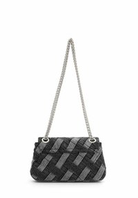 Borsa a tracolla in tessuto intrecciato nero e grigio con una catena argentata e dettagli metallici, caratterizzata da una forma arrotondata e un motivo testurizzato.