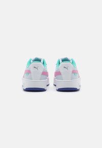Sneakers bianchi con accenti turchesi e rosa, collare imbottito e design della stringatura testurizzato. Suola bianca spessa con battistrada in gomma viola.