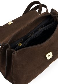 Sac à main en daim marron avec quincaillerie dorée, poche intérieure zippée et doublure imprimée du logo. Dispose de double anses et d'une forme structurée.