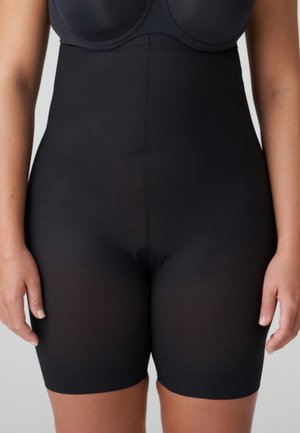 Zwarte shapewear shorts met hoge taille, gedragen door een vrouw, die zich uitstrekken van net onder de buste tot halverwege de dijen, en de taille en heupen gladmaken.