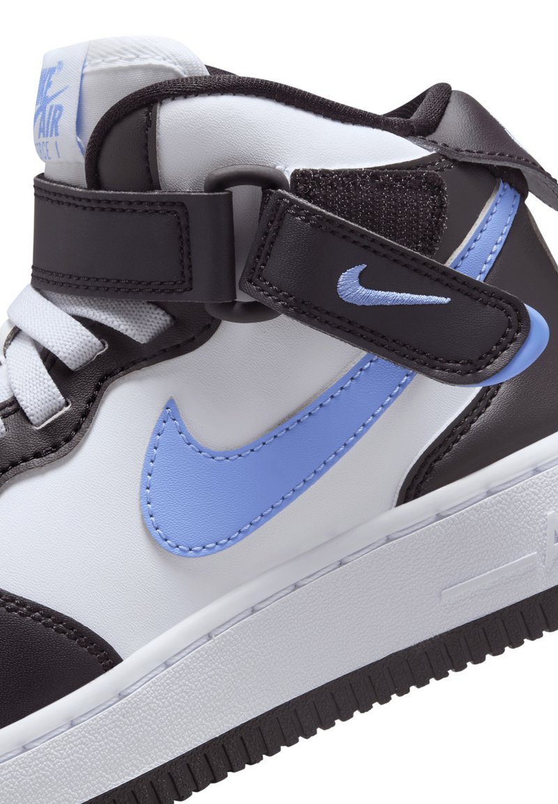 Sneaker typu high-top z czarnej skóry, białej syntetycznej górnej części i jasnoniebieskimi akcentami. Posiada rzep, teksturowaną podeszwę oraz kontrastowe szwy.