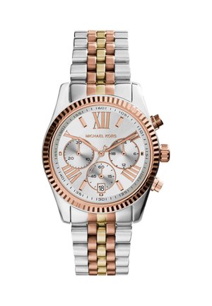 Náramkové hodinky Michael Kors v troch tónoch kovu s ružovo-zlatým rámčekom, bielym ciferníkom, rímskymi číslicami, chronografmi a zobrazením dátumu na 6. hodine.