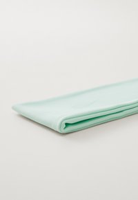 Meka, mekani trake u mekoj mint-zelenoj boji, uredno presavijena s glatkom teksturom, s jednostavnim dizajnom bez uzoraka ili hardvera.