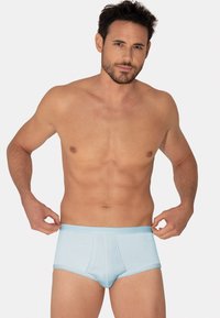 Boxer-briefs en coton bleu clair avec un design ajusté, une taille élastique et une poche à l'avant. Le tissu est lisse avec un léger éclat.