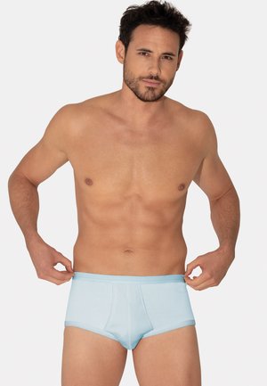 Boxer-briefs en coton bleu clair avec un design ajusté, une taille élastique et une poche à l'avant. Le tissu est lisse avec un léger éclat.
