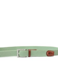 Gewebegrüner elastischer Gürtel mit einer silbernen Schnalle, braunen Ledeerakzenten und einem Logopatch. Verfügt über ein flaches, strukturiertes Design.